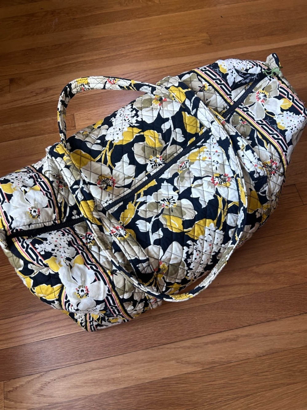 Vera Bradley – Dogwood Quilted Floral duffel Bag in Black, Yellow & White. - Picture 2 of 6